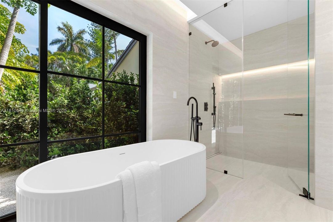 最近售出: $10,500,000 (6 贝兹, 7 浴室, 5077 平方英尺)