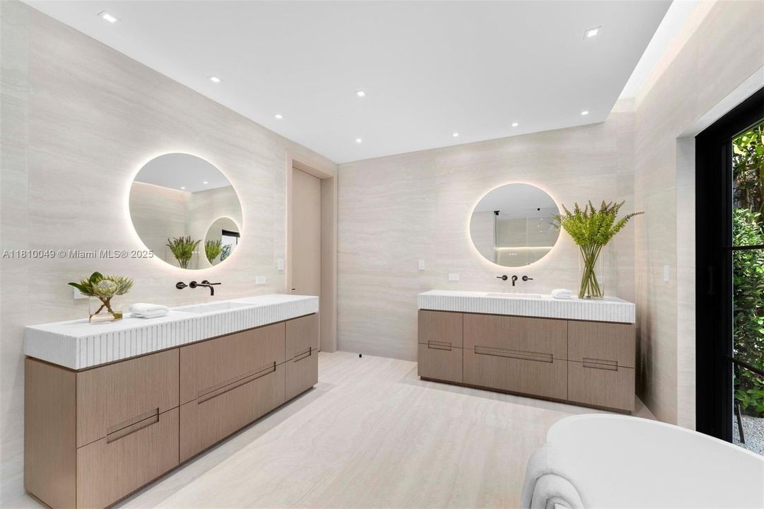 最近售出: $10,500,000 (6 贝兹, 7 浴室, 5077 平方英尺)