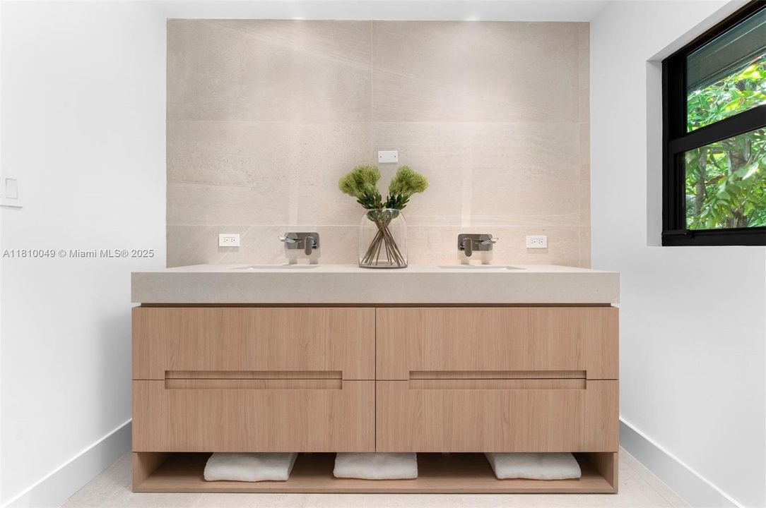 最近售出: $10,500,000 (6 贝兹, 7 浴室, 5077 平方英尺)