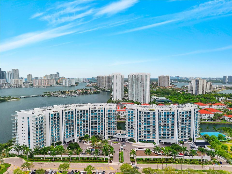 待售: $3,250,000 (4 贝兹, 5 浴室, 2518 平方英尺)