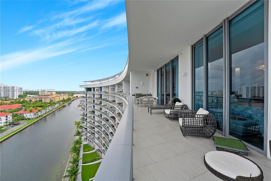 待售: $3,250,000 (4 贝兹, 5 浴室, 2518 平方英尺)