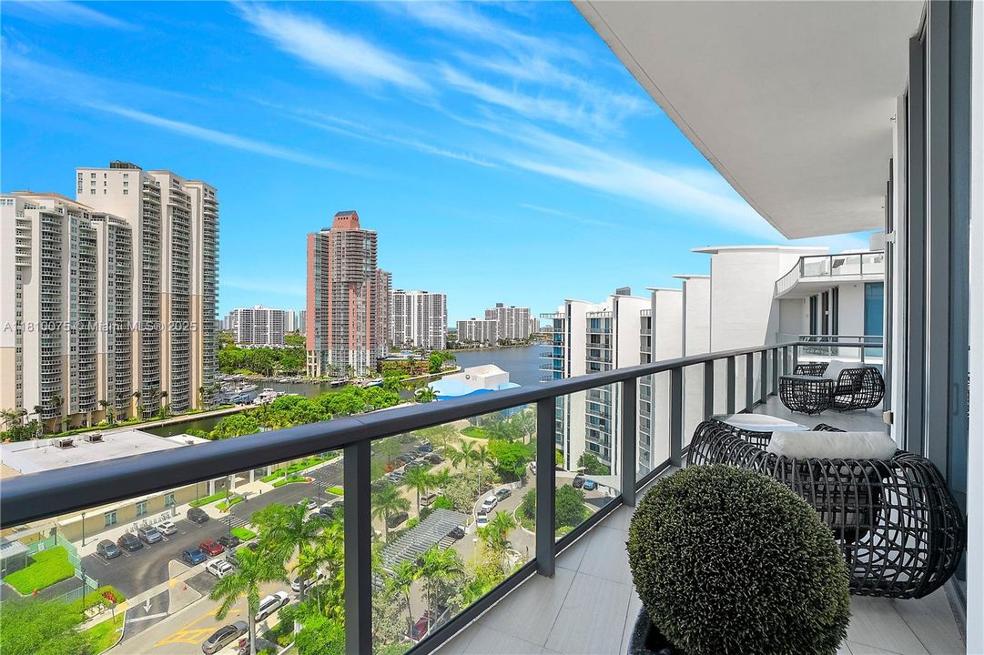 待售: $3,250,000 (4 贝兹, 5 浴室, 2518 平方英尺)