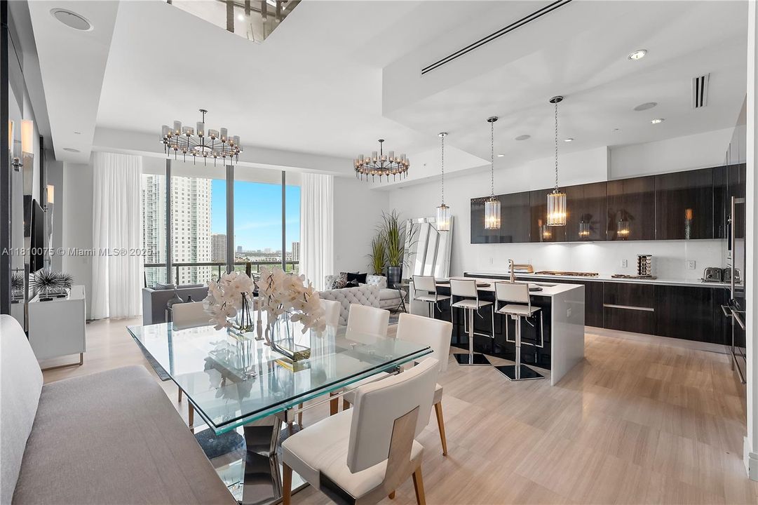 待售: $3,250,000 (4 贝兹, 5 浴室, 2518 平方英尺)