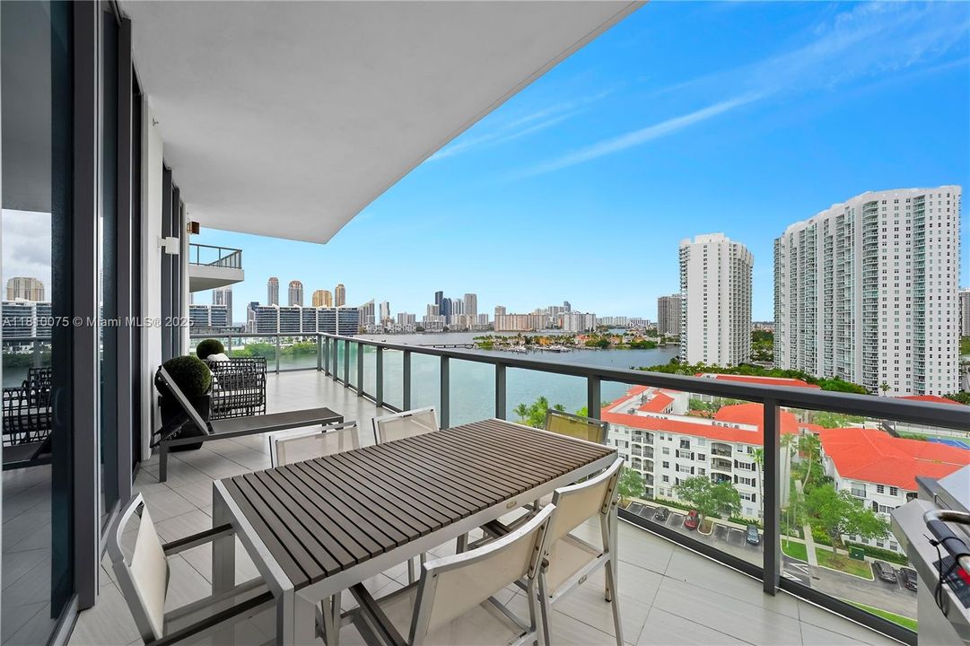 待售: $3,250,000 (4 贝兹, 5 浴室, 2518 平方英尺)