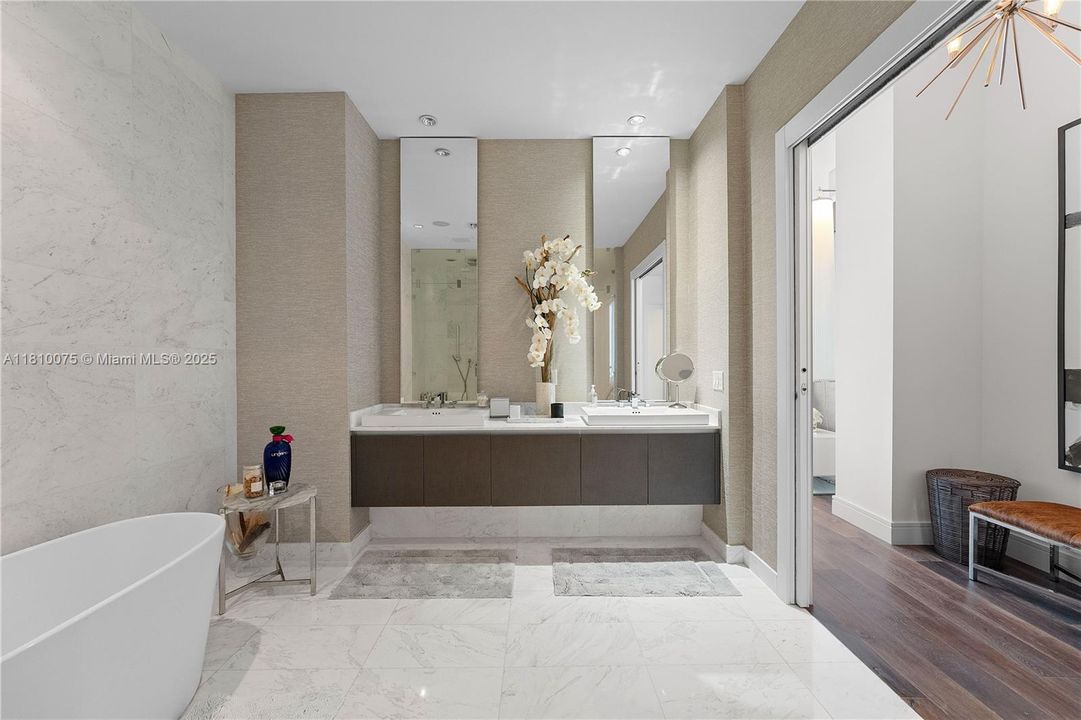 待售: $3,250,000 (4 贝兹, 5 浴室, 2518 平方英尺)