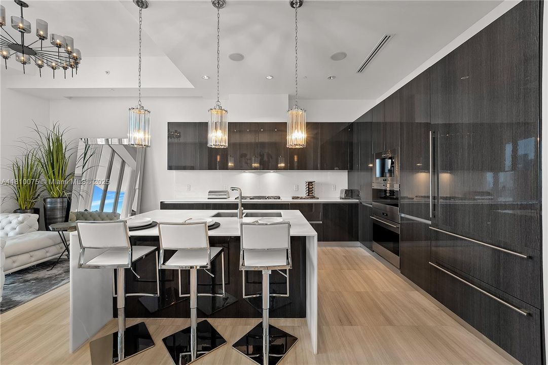 待售: $3,250,000 (4 贝兹, 5 浴室, 2518 平方英尺)