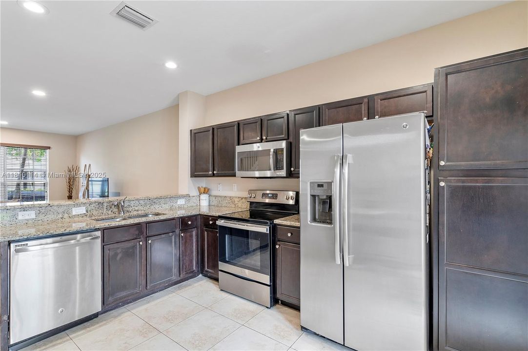 Недавно продано: $505,000 (3 спален, 2 ванн, 1608 Квадратных фут)