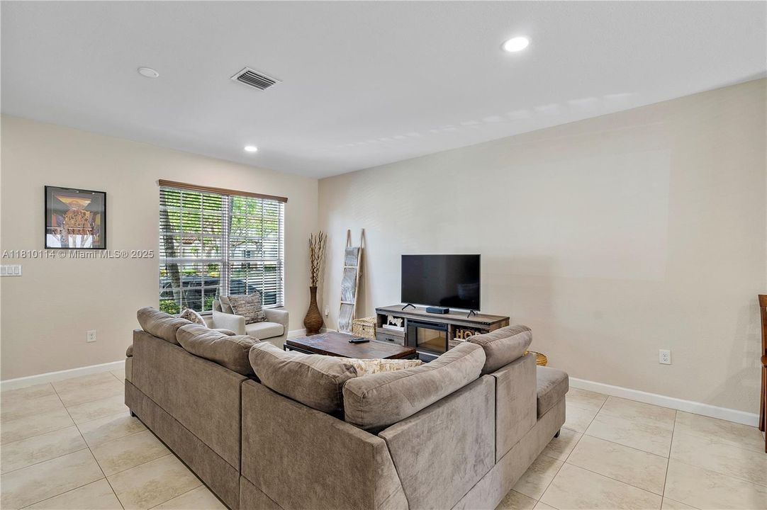 Недавно продано: $505,000 (3 спален, 2 ванн, 1608 Квадратных фут)