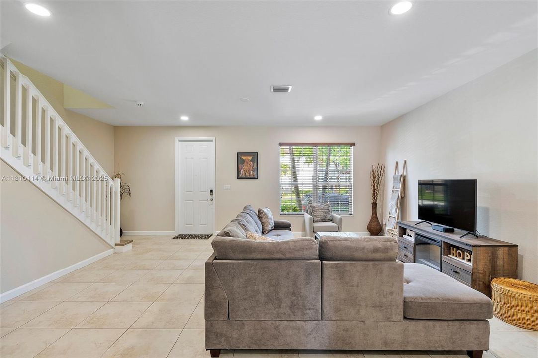 Недавно продано: $505,000 (3 спален, 2 ванн, 1608 Квадратных фут)