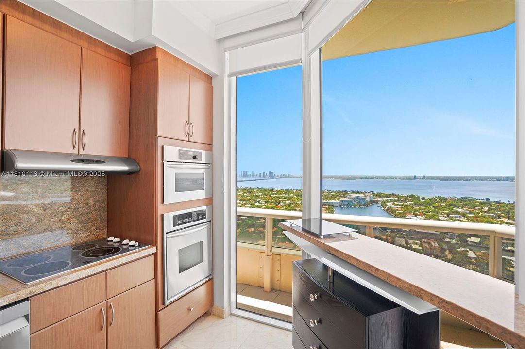 На продажу: $2,590,000 (2 спален, 2 ванн, 1350 Квадратных фут)