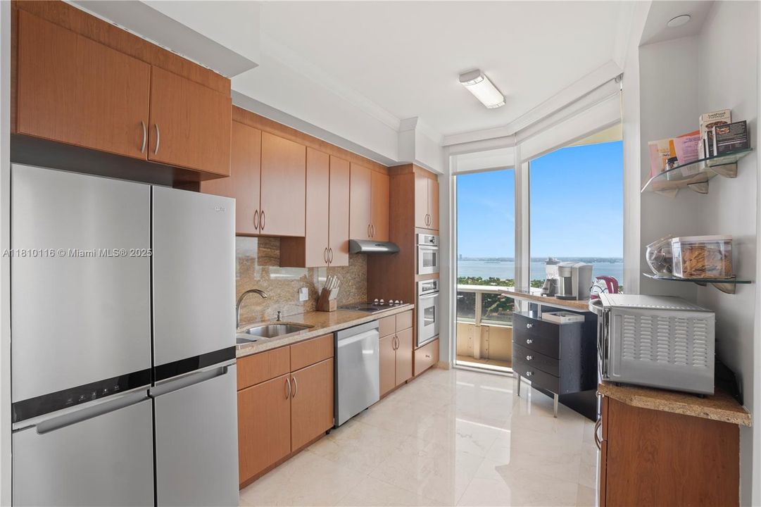 На продажу: $2,590,000 (2 спален, 2 ванн, 1350 Квадратных фут)