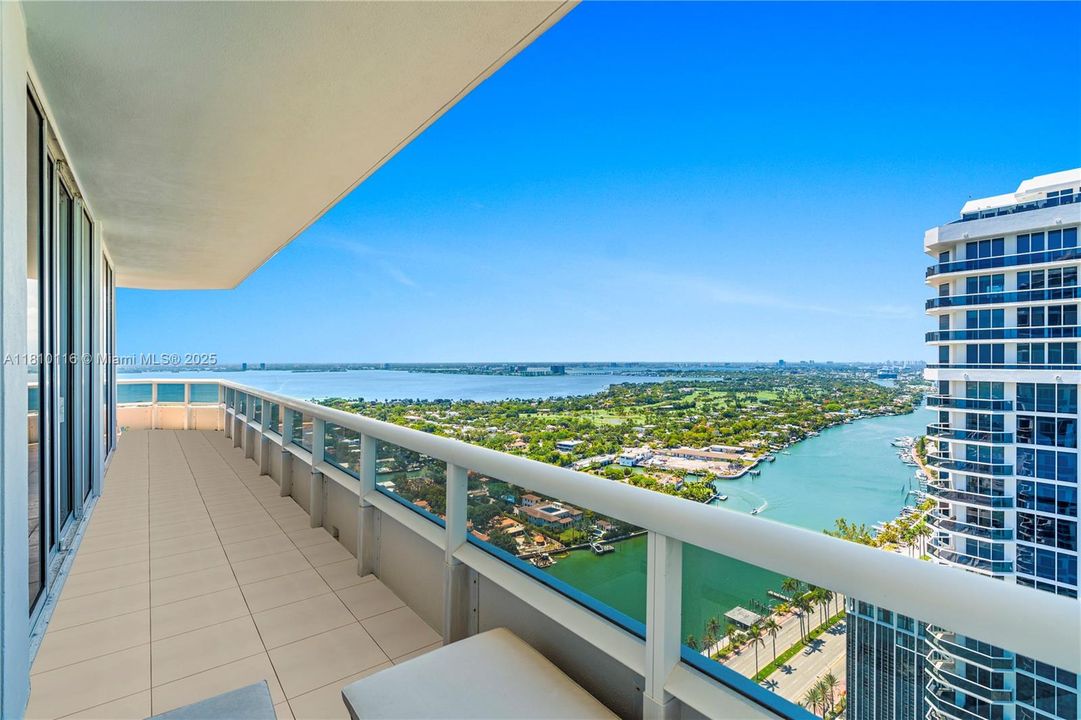 На продажу: $2,590,000 (2 спален, 2 ванн, 1350 Квадратных фут)