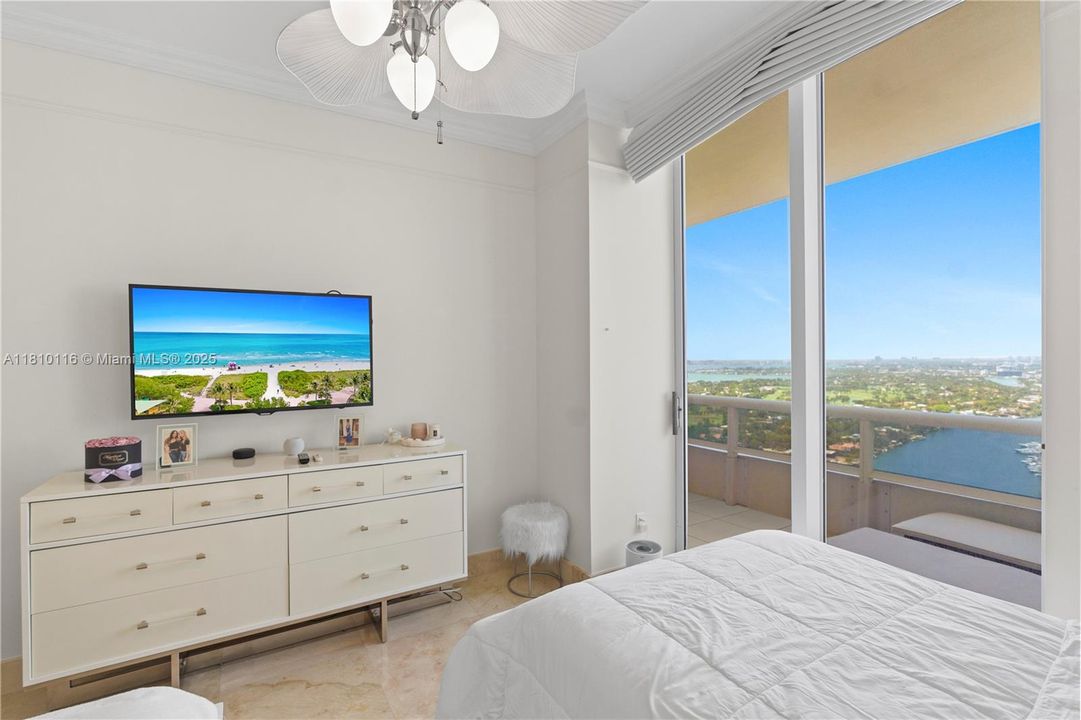 На продажу: $2,590,000 (2 спален, 2 ванн, 1350 Квадратных фут)