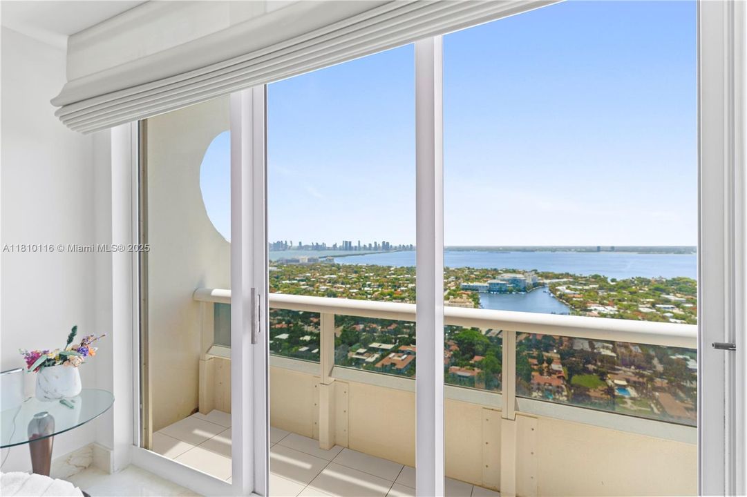 На продажу: $2,590,000 (2 спален, 2 ванн, 1350 Квадратных фут)