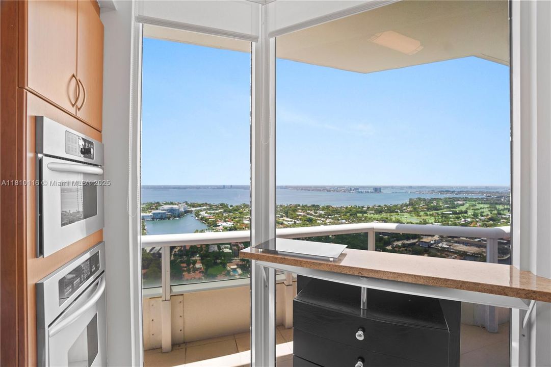 На продажу: $2,590,000 (2 спален, 2 ванн, 1350 Квадратных фут)