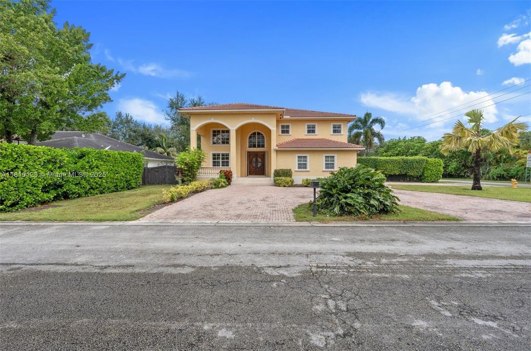 合同活跃: $1,524,999 (4 贝兹, 3 浴室, 4093 平方英尺)