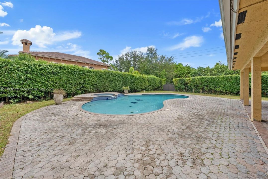 合同活跃: $1,524,999 (4 贝兹, 3 浴室, 4093 平方英尺)