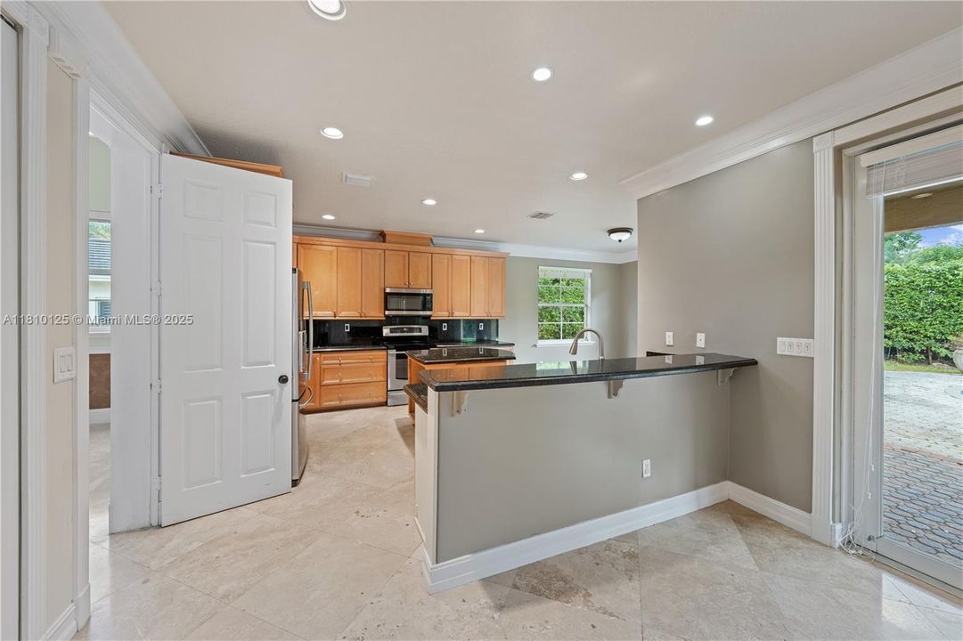 合同活跃: $1,524,999 (4 贝兹, 3 浴室, 4093 平方英尺)