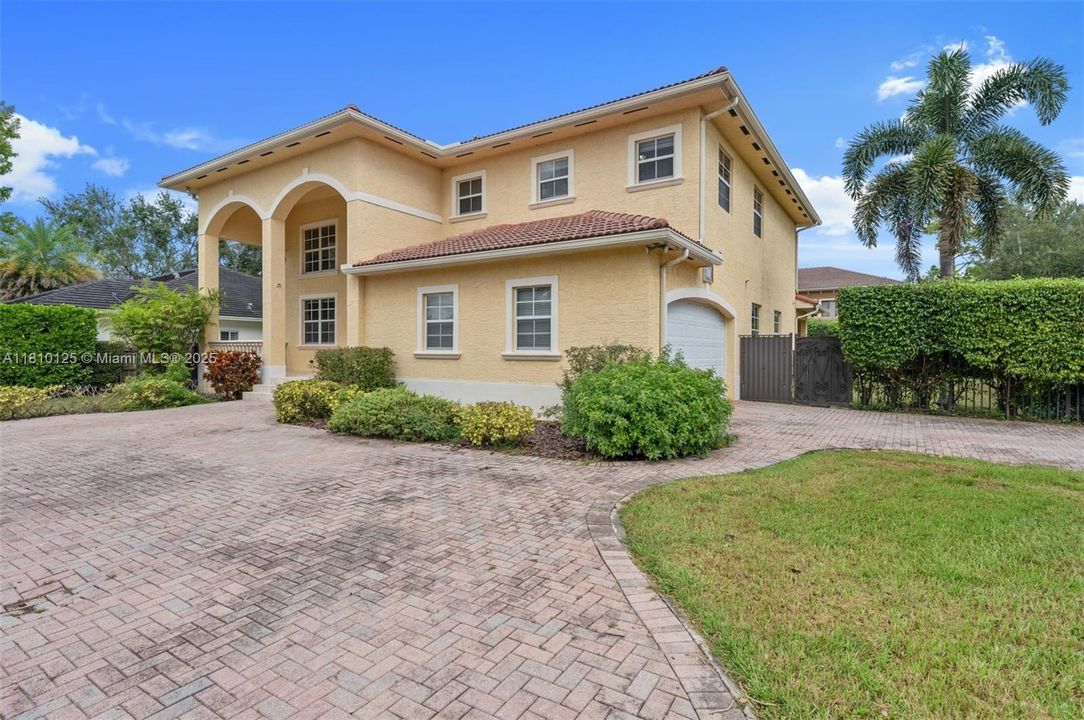 合同活跃: $1,524,999 (4 贝兹, 3 浴室, 4093 平方英尺)