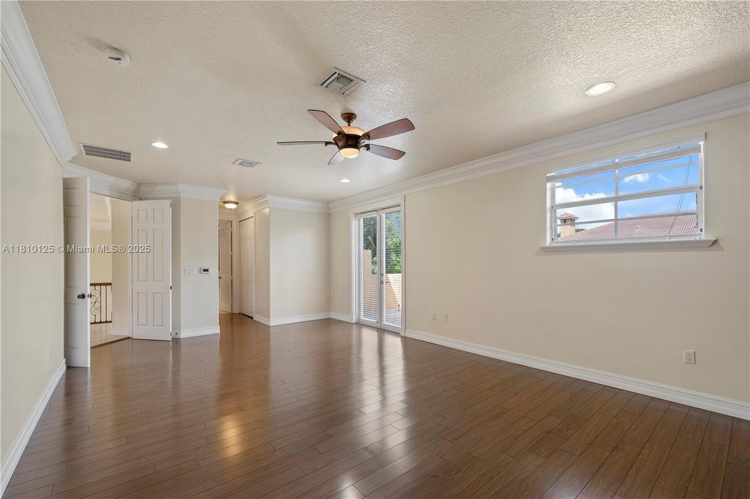 合同活跃: $1,524,999 (4 贝兹, 3 浴室, 4093 平方英尺)