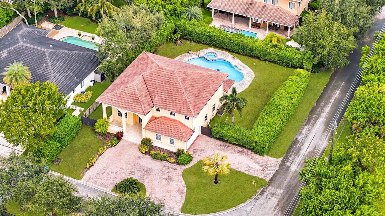 合同活跃: $1,524,999 (4 贝兹, 3 浴室, 4093 平方英尺)