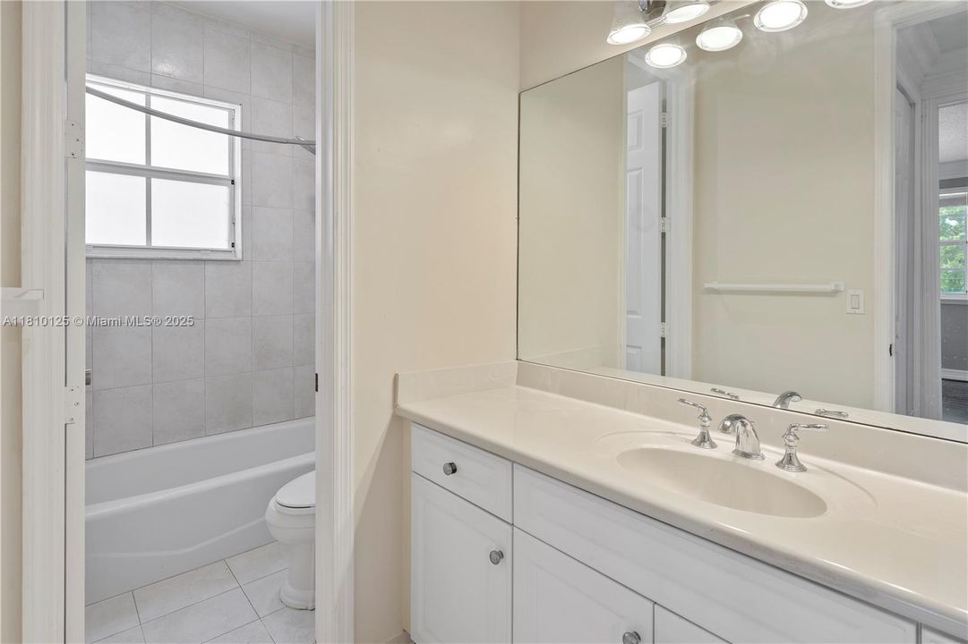 合同活跃: $1,524,999 (4 贝兹, 3 浴室, 4093 平方英尺)