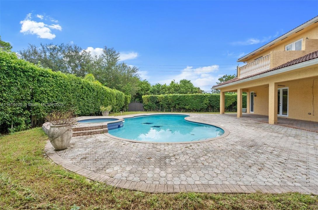 合同活跃: $1,524,999 (4 贝兹, 3 浴室, 4093 平方英尺)