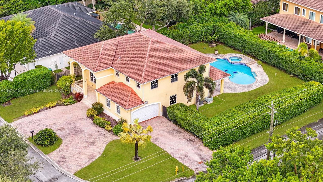 合同活跃: $1,524,999 (4 贝兹, 3 浴室, 4093 平方英尺)