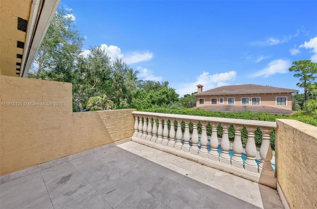 合同活跃: $1,524,999 (4 贝兹, 3 浴室, 4093 平方英尺)