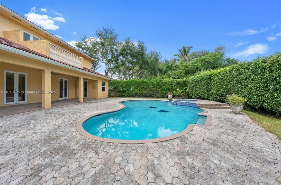 合同活跃: $1,524,999 (4 贝兹, 3 浴室, 4093 平方英尺)