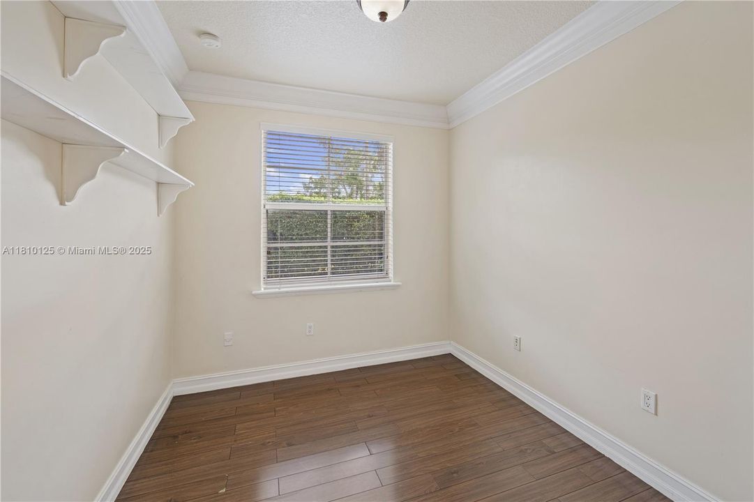 合同活跃: $1,524,999 (4 贝兹, 3 浴室, 4093 平方英尺)