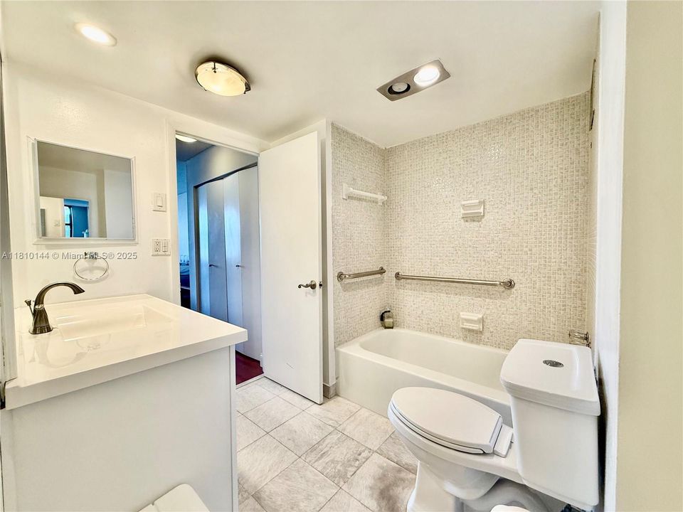 待售: $368,000 (1 贝兹, 1 浴室, 1000 平方英尺)