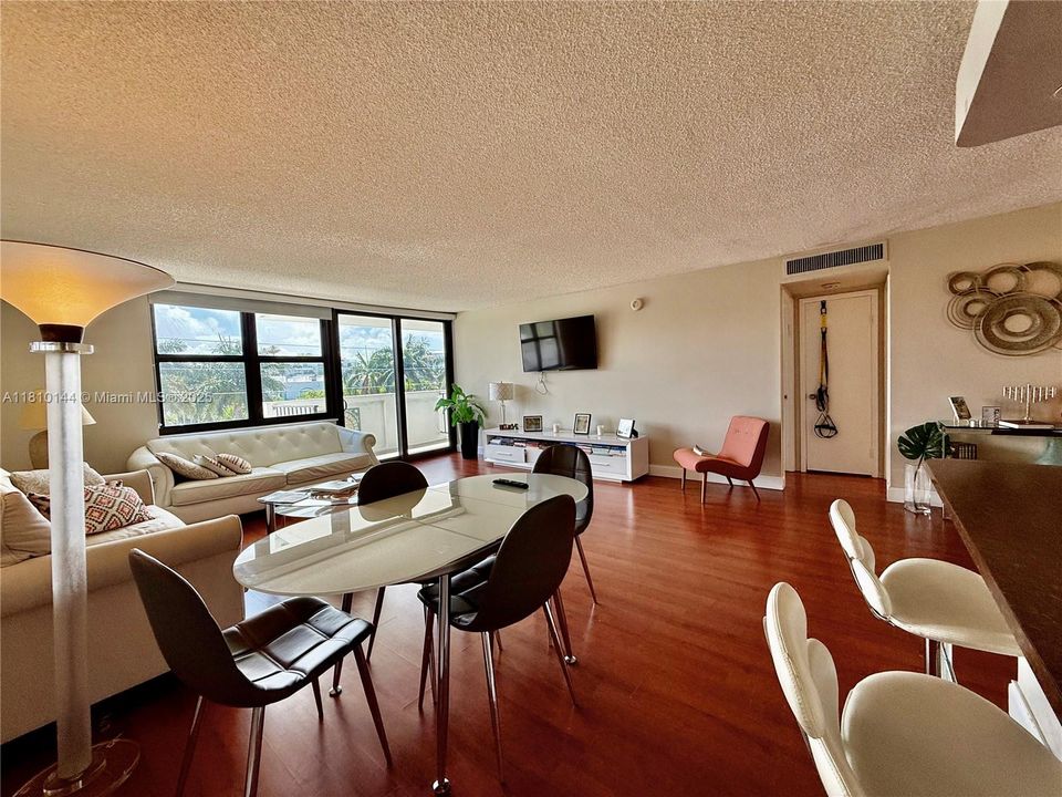 待售: $368,000 (1 贝兹, 1 浴室, 1000 平方英尺)