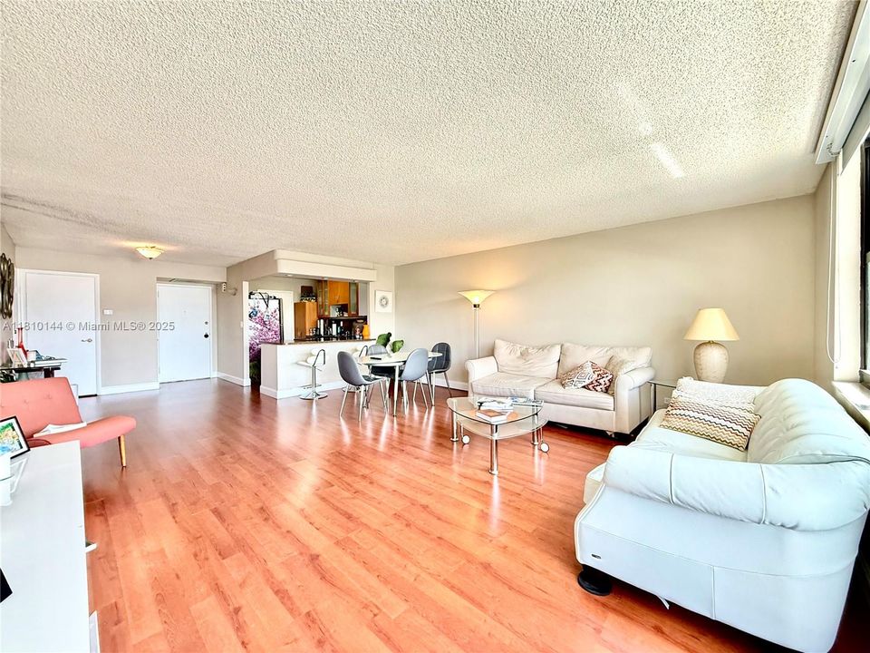 待售: $368,000 (1 贝兹, 1 浴室, 1000 平方英尺)