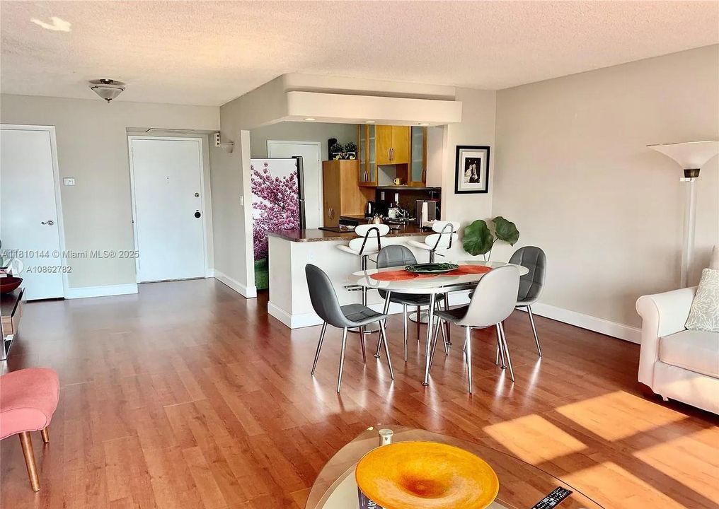 待售: $368,000 (1 贝兹, 1 浴室, 1000 平方英尺)