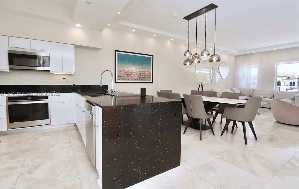 En Venta: $795,000 (2 camas, 2 baños, 1820 Pies cuadrados)