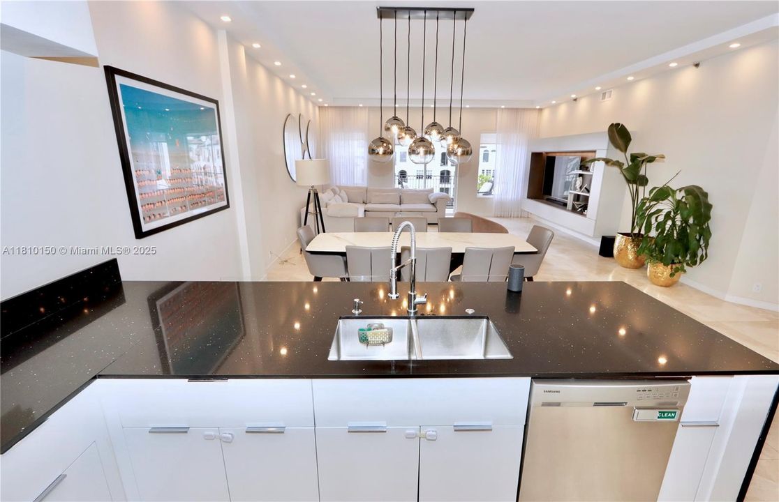 En Venta: $795,000 (2 camas, 2 baños, 1820 Pies cuadrados)