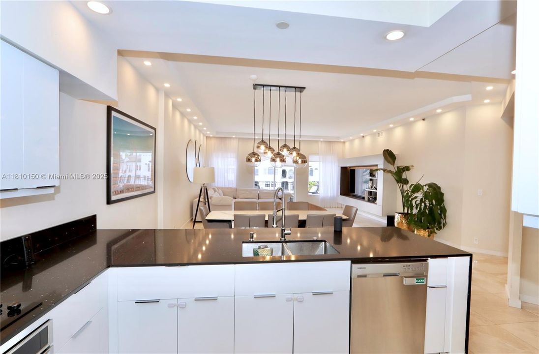 En Venta: $795,000 (2 camas, 2 baños, 1820 Pies cuadrados)