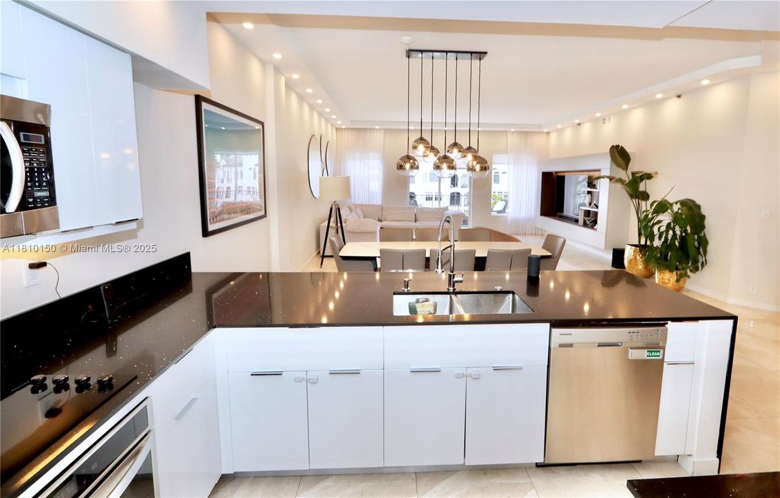 En Venta: $795,000 (2 camas, 2 baños, 1820 Pies cuadrados)