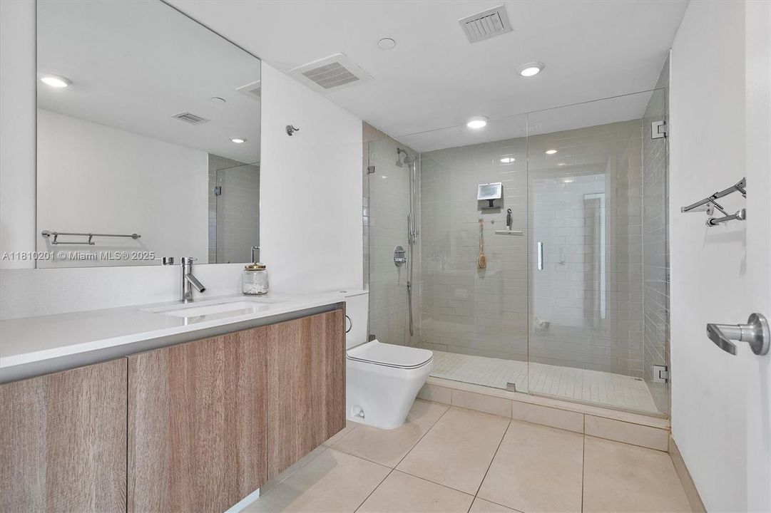 На продажу: $685,000 (2 спален, 2 ванн, 1150 Квадратных фут)