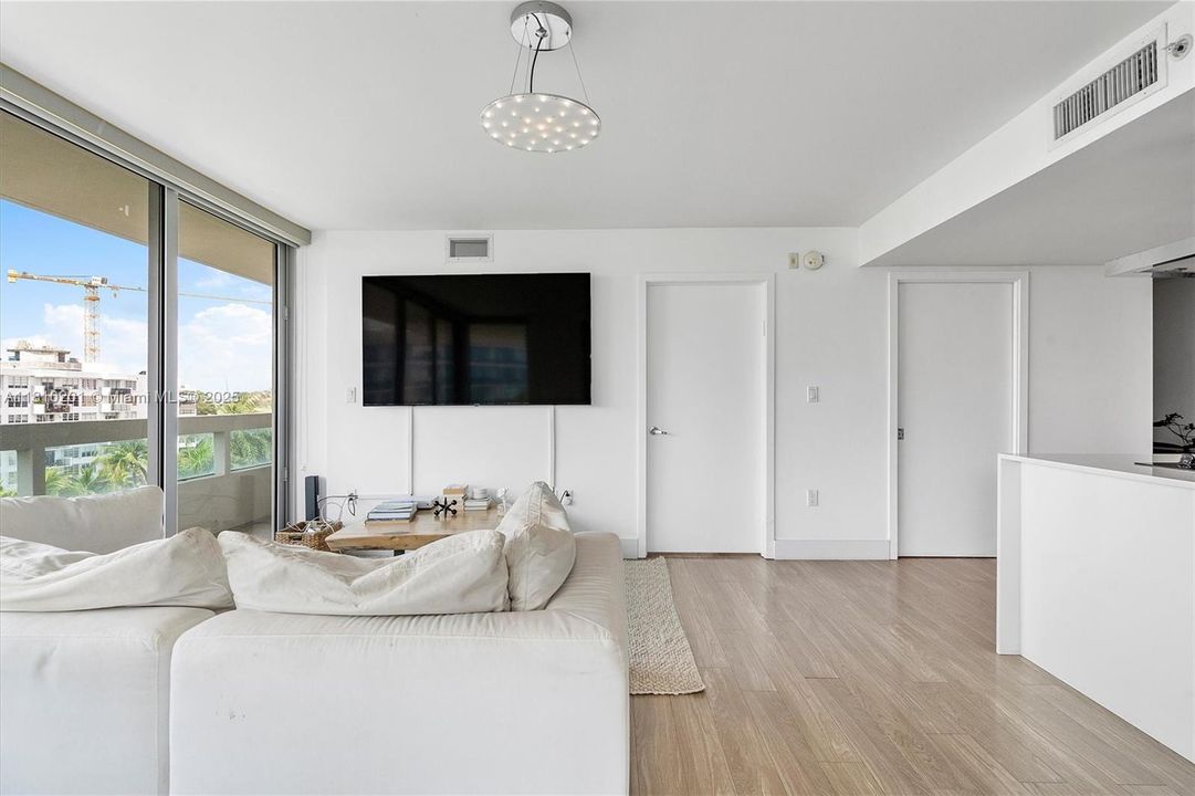 На продажу: $685,000 (2 спален, 2 ванн, 1150 Квадратных фут)