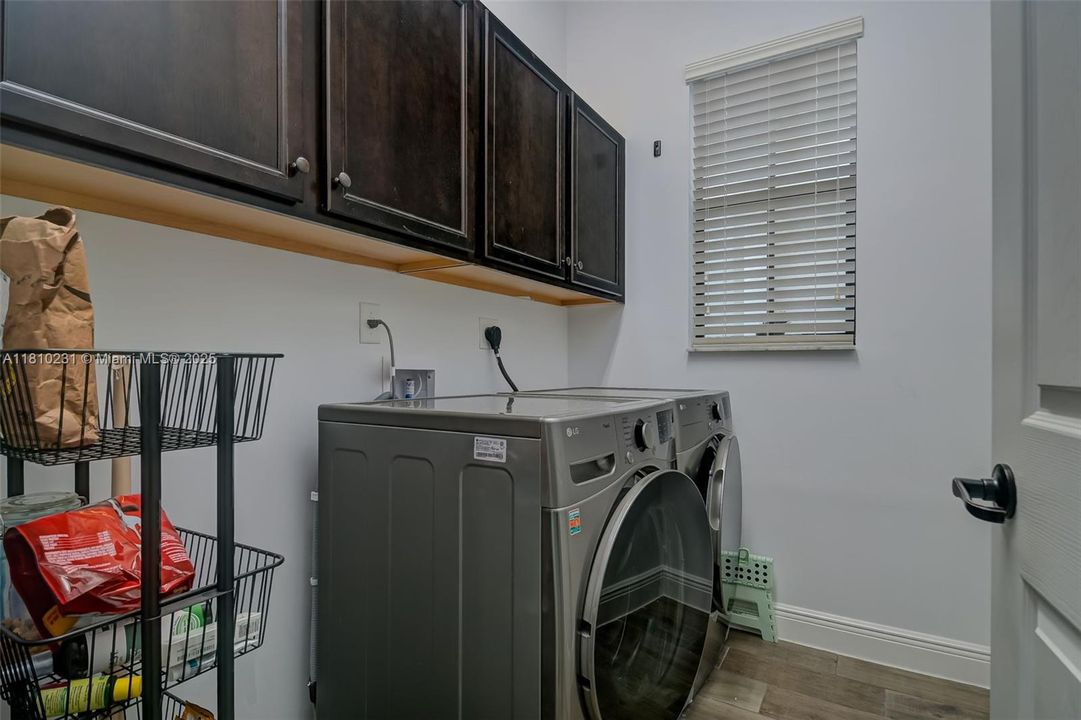 En Venta: $675,000 (4 camas, 3 baños, 4026 Pies cuadrados)