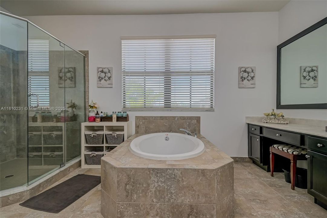 En Venta: $675,000 (4 camas, 3 baños, 4026 Pies cuadrados)