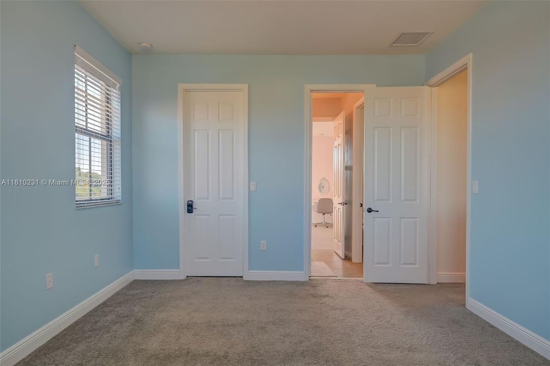 En Venta: $675,000 (4 camas, 3 baños, 4026 Pies cuadrados)