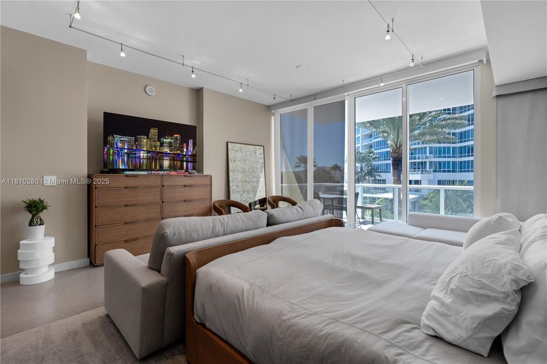 合同活跃: $1,735,000 (0 贝兹, 1 浴室, 699 平方英尺)