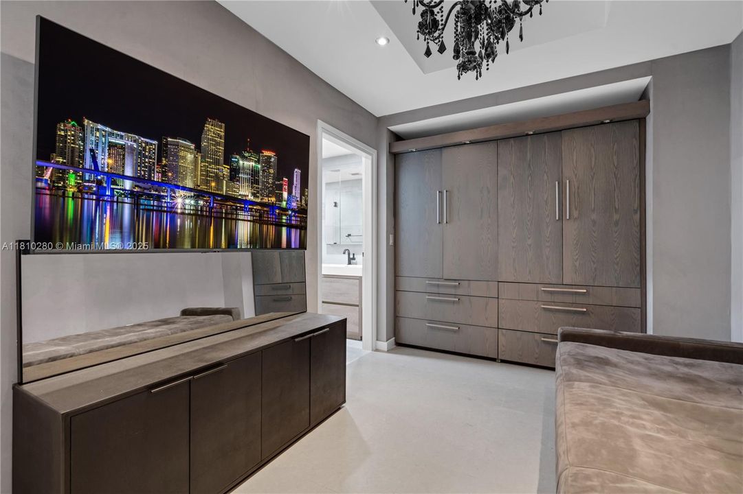 合同活跃: $1,735,000 (0 贝兹, 1 浴室, 699 平方英尺)