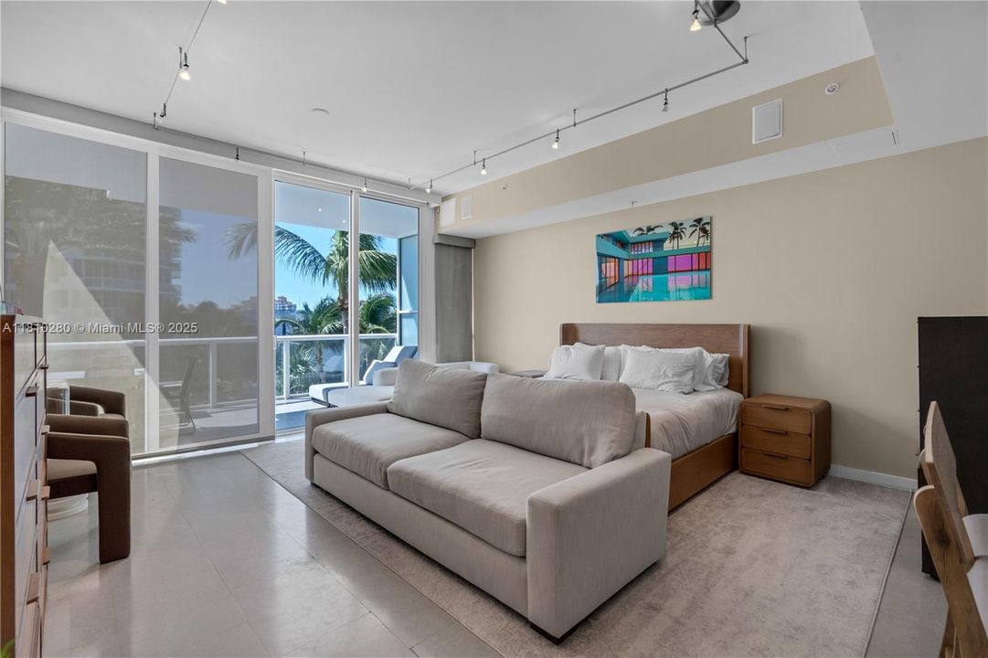 合同活跃: $1,735,000 (0 贝兹, 1 浴室, 699 平方英尺)