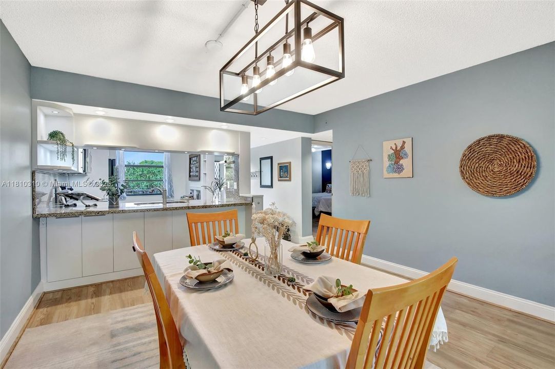 Недавно продано: $327,000 (2 спален, 2 ванн, 1385 Квадратных фут)