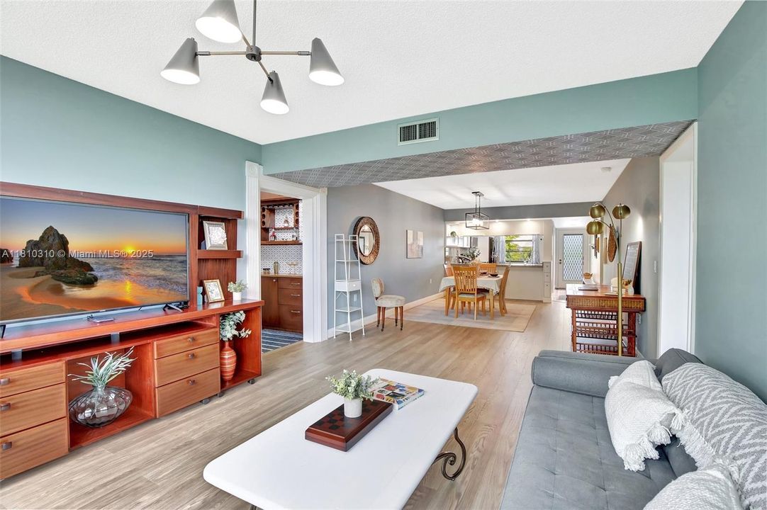 Недавно продано: $327,000 (2 спален, 2 ванн, 1385 Квадратных фут)