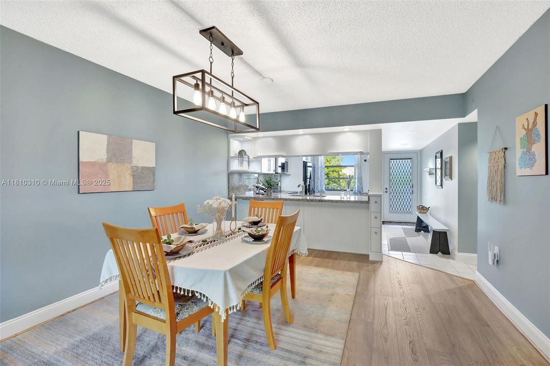 Недавно продано: $327,000 (2 спален, 2 ванн, 1385 Квадратных фут)